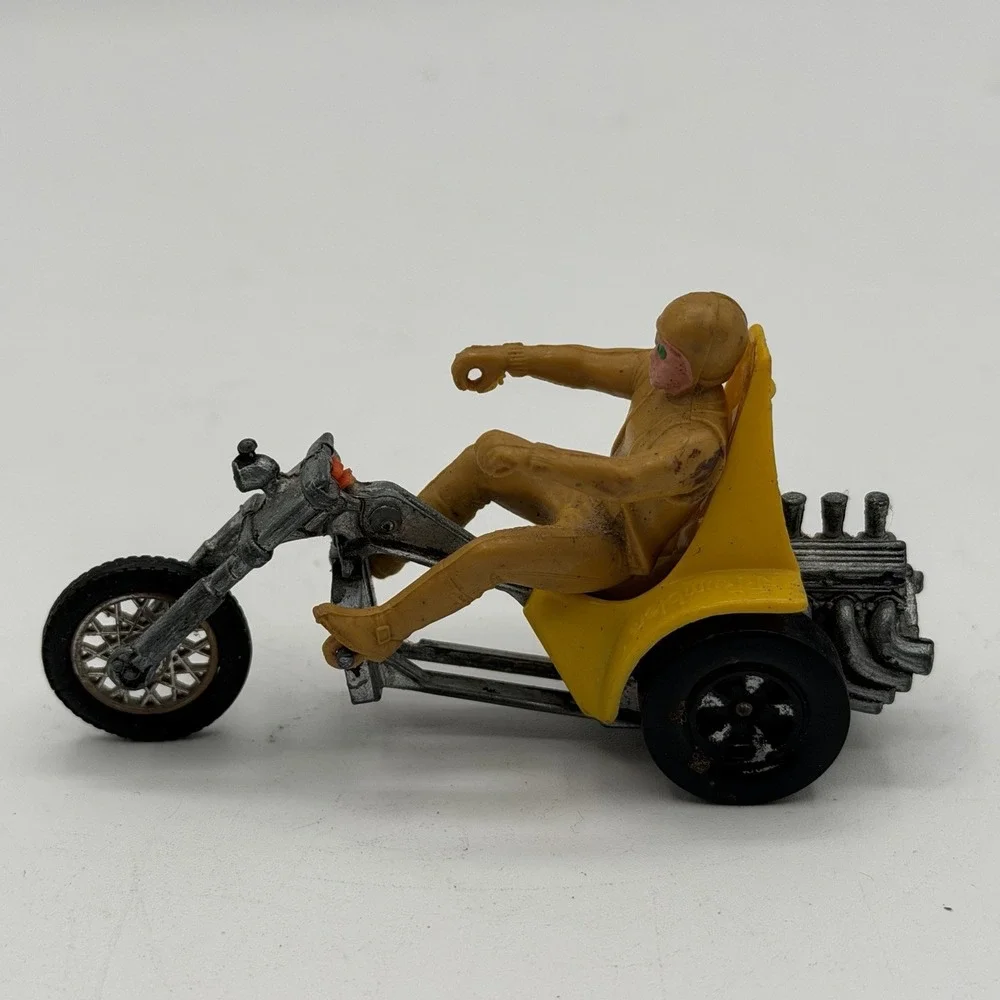 Vintage‎ 1971 Hot Wheels Rumblers Squealer 3 Yellow Trike Bike w/ Rider Damaged